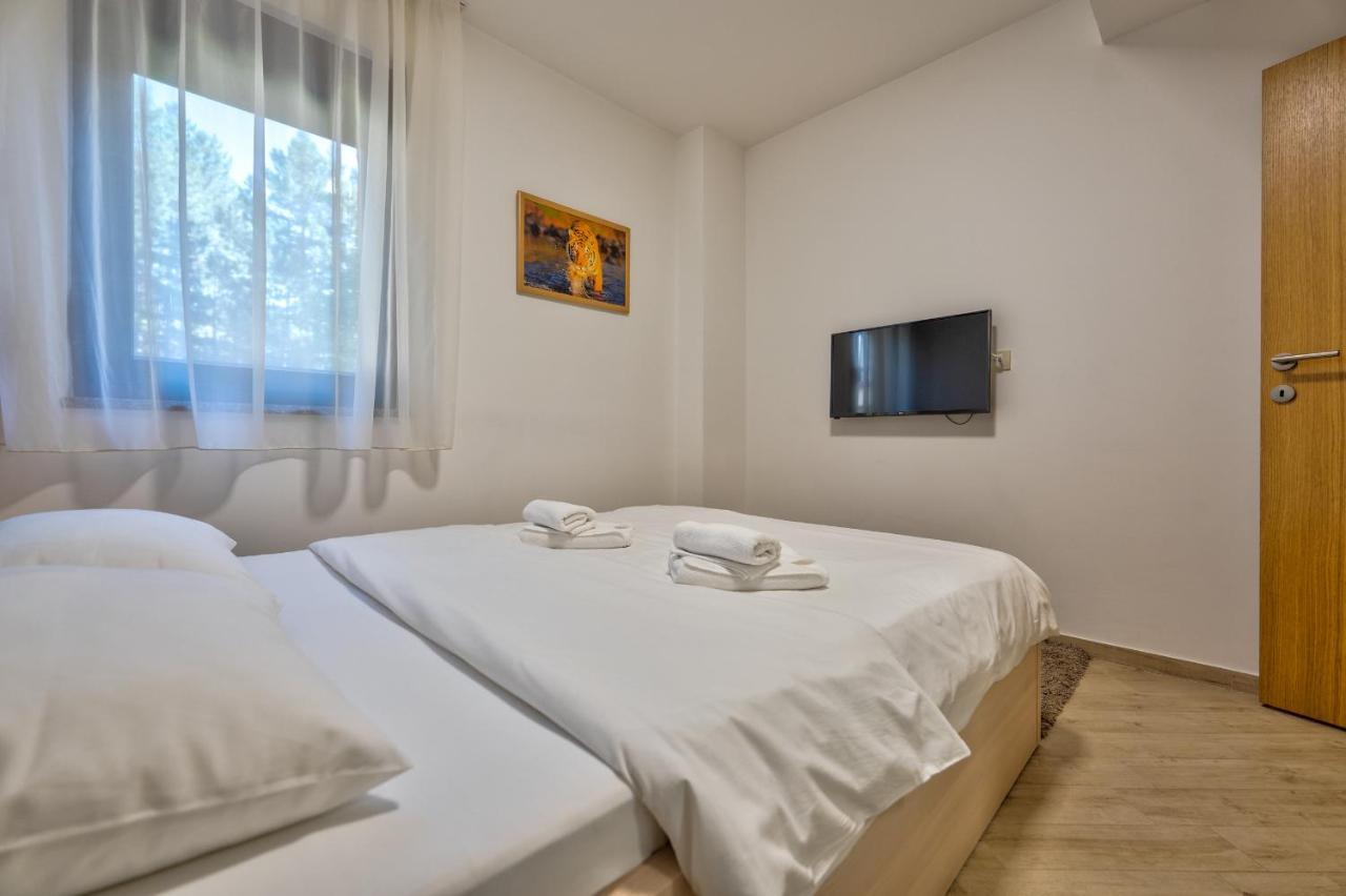 Lovac Apartmani ซลาตีบอร์ ภายนอก รูปภาพ