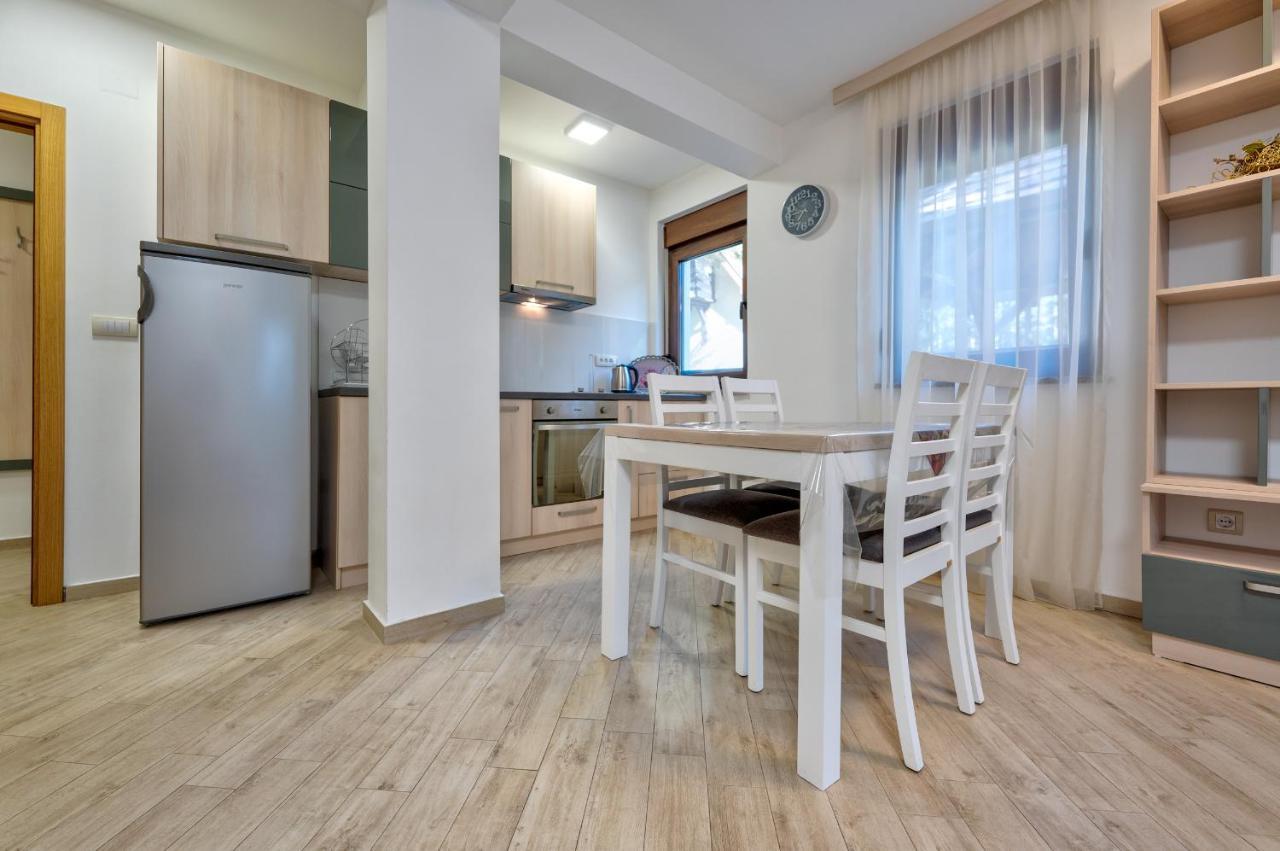 Lovac Apartmani ซลาตีบอร์ ภายนอก รูปภาพ
